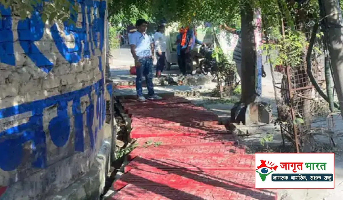 work of covering the deep and open drains on the roads of Gorakhpur