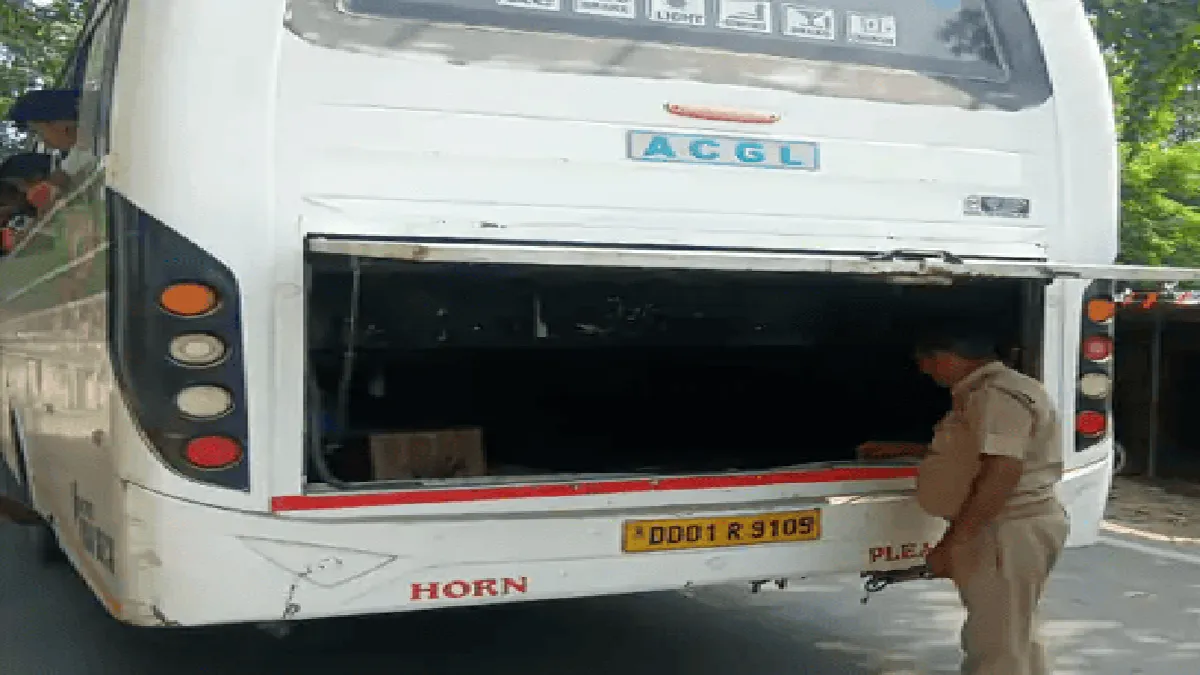 illegal-liquor-seized-from-bus-deoria-two-arrested