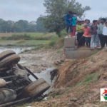 देवरिया में बड़ा हादसा टला: गेहूं बीज से लदा ट्रक पलटा, चालक-परिचालक सुरक्षित