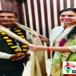 देवरिया: 100% लक्ष्य पूरा करने वाले बीएलओ संतोष गुप्ता को डीएम ने किया सम्मानित