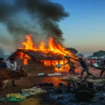 देवरिया: अमरपुर टोला में झोपड़ी में भीषण आग, एक गाय झुलसी; लाखों का सामान खाक