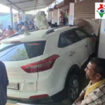 कुशीनगर में एक्सीडेंट: ब्रेक की जगह एक्सीलरेटर दबाया, कार दुकान में घुस गई, बाइक चालक घायल