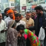 मुजफ्फरनगर: रेप पीड़िता ने आरोपी से शादी की जिद की, मां ने बीच सड़क बाल पकड़कर पीटा; वीडियो वायरल,