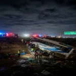 उन्नाव: ड्राईवर की झपकी पड़ी यात्रियों पर भारी! आगरा-लखनऊ एक्सप्रेसवे पर 25 फीट गहरी खाई में गिरी स्लीपर बस, 21 यात्री घायल