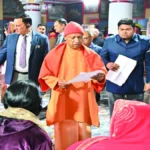 सुशासन और सेवा का संकल्प: मुख्यमंत्री योगी आदित्यनाथ ने जनता दर्शन में सुनीं जनसमस्याएं