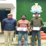 देवरिया: पुलिस ने दो गो-तस्करों को दबोचा, पशु लदी गाड़ी की टक्कर से दो युवकों की गई थी जान