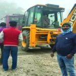 देवरिया में कोहरे के बीच बड़ा रेल हादसा टला, रेलवे ट्रैक पर फंसी निजी बस, समय रहते रोकी गई मालगाड़ी