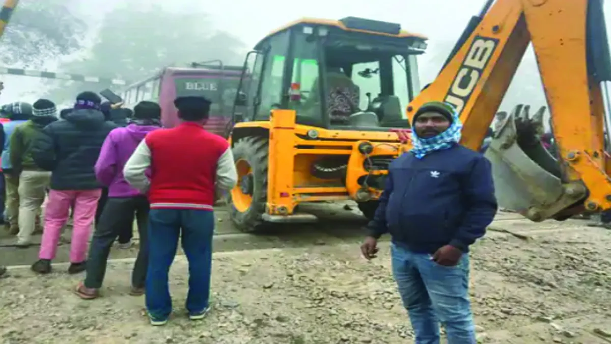 deoria-rail-accident-averted-bus-stuck-railway-track-fog