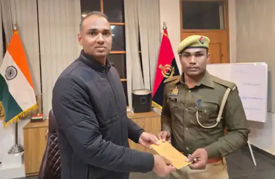 devriya-sipahi-kundan-sonkar-bravery-awarded-sp-sanjeev-suman