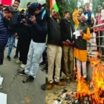 लखनऊ में मुस्लिम समुदाय का प्रदर्शन: बांग्लादेश के प्रधानमंत्री का पुतला जलाया, तस्वीर पर जूते मारे और झंडे को रौंदा