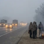 यूपी मौसम : पूरा प्रदेश ठंड और कोहरे की चपेट में, इन 20 जिलों के लिए जारी हुआ रेड अलर्ट; सर्दी बढ़ाएगी मुश्किलें