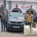 देवरिया: खामपार पुलिस की बड़ी कार्रवाई, लग्जरी कार से भारी मात्रा में अंग्रेजी शराब बरामद, दो तस्कर गिरफ्तार