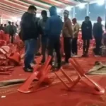 गोरखपुर महोत्सव में बेकाबू भीड़, पुलिस ने किया लाठीचार्ज; मंच पर जारी रहा सांस्कृतिक कार्यक्रम