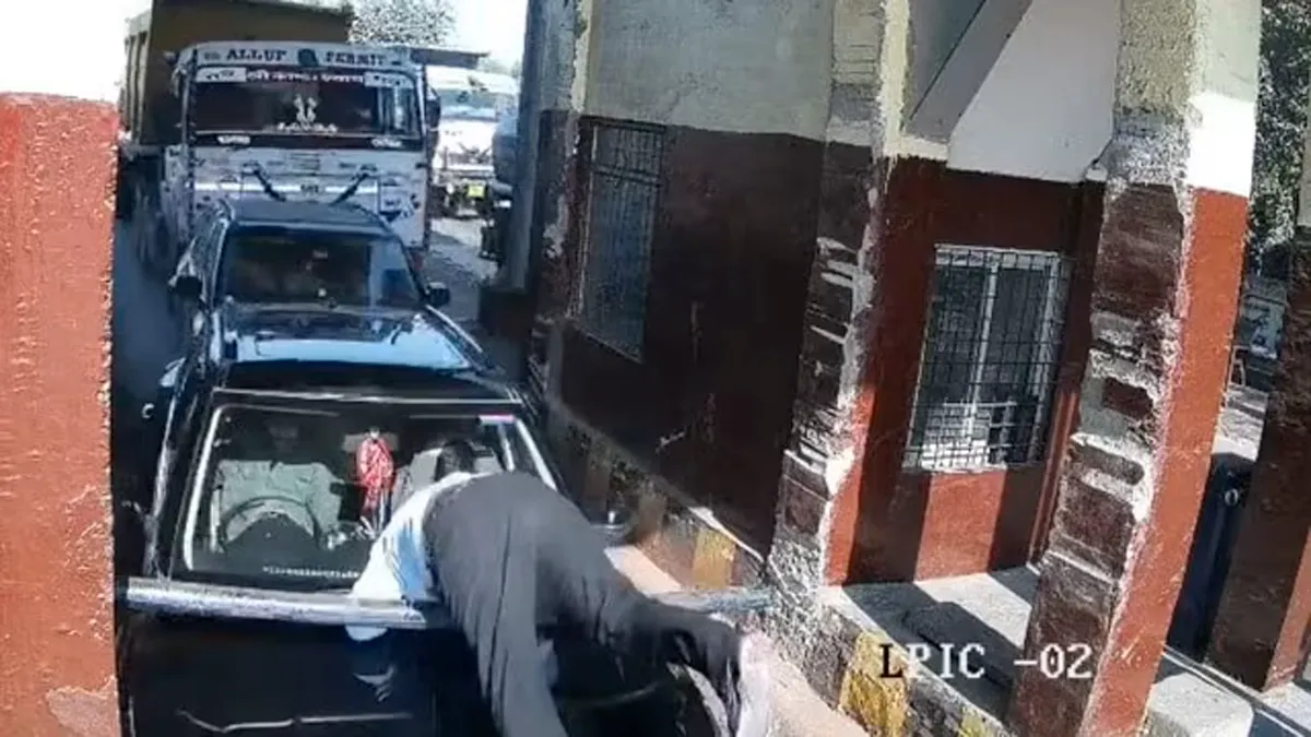 jhansi-semrI-toll-plaza-dumper-accident-cctv