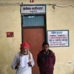 “साहब, मैं अभी ज़िंदा हूँ!” सिस्टम की मार और अपनों के धोखे ने बुजुर्ग को काग़ज़ों में मार डाला