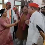 बांदा में सपा नेताओं के बीच मंच पर तकरार, सांसद कृष्णा पटेल और विधायक विशंभर यादव की बहस का वीडियो वायरल