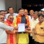 TET से छूट की मांग को लेकर शिक्षकों का प्रदर्शन, सांसद शशांक मणि त्रिपाठी को सौंपा ज्ञापन
